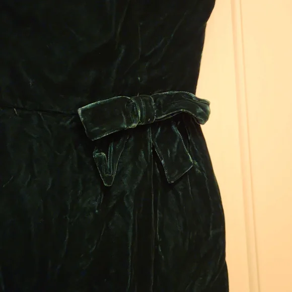Custom made green velvet gown! - Picture 2 of 11
